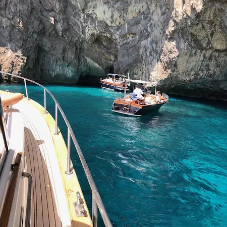 Capri Charter Πλωτό κατάλυμα
